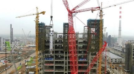 連軸轉(zhuǎn)忙不停 SCC20000A履帶吊接連完成三臺氣化裝置大型設(shè)備吊裝