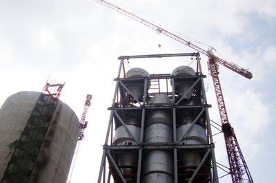 貴定海螺盤江公司首條生產(chǎn)線預(yù)熱器框架順利封頂