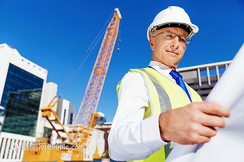 筑夢(mèng)藍(lán)圖 建筑工地上工程師與建設(shè)者的交響